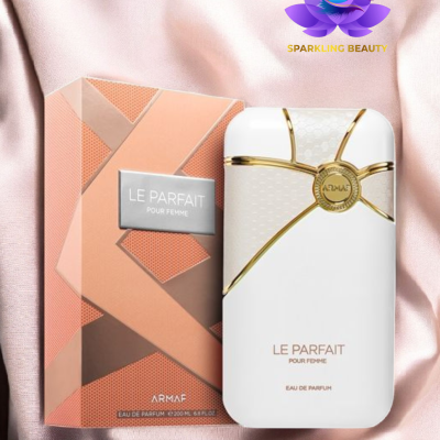 Frasco e embalagem do perfume Le Parfait Pour Femme da ARMAF sobre tecido rosa cetim