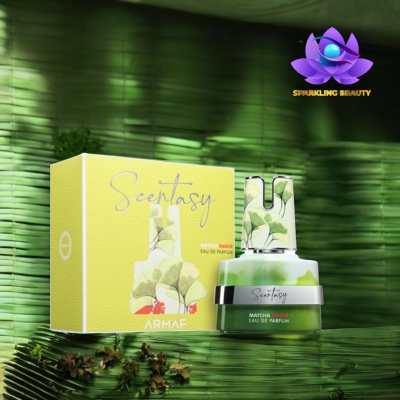 Perfume Scentasy Matcha Magix com frasco e caixa decorados com folhas verdes e fundo verde