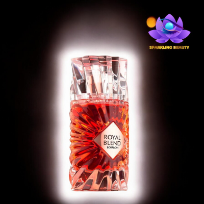 Garrafa de vidro com líquido vermelho e rótulo Royal Blend Bourbon em fundo escuro iluminado