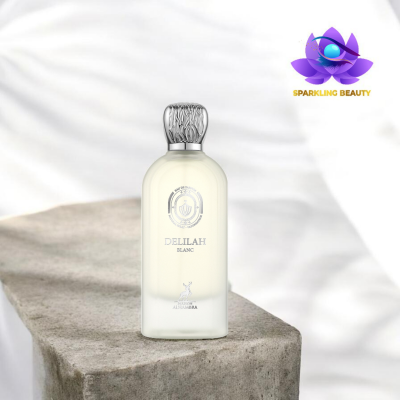 Frasco de perfume DELILAH BLANC em vidro opaco branco com tampa prateada sobre pedra cinzenta.
