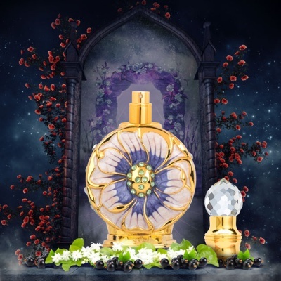 Frasco de perfume floral azul e dourado com tampa facetada num cenário decorativo