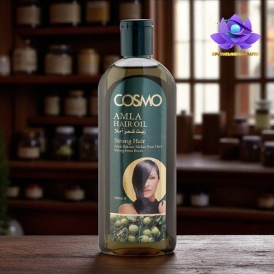 Frasco de óleo para cabelo COSMO AMLA HAIR OIL com rótulo preto e tampa preta