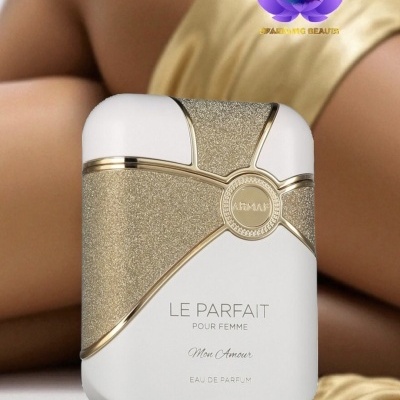 Frasco de perfume branco e dourado com textura brilhante sobre tecido dourado