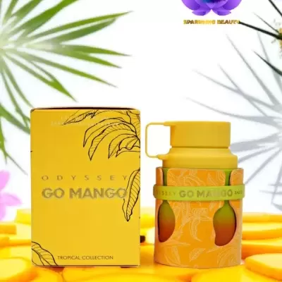 Frasco de perfume e caixa em amarelo com tema de manga sobre fatias de manga e plantas tropicais