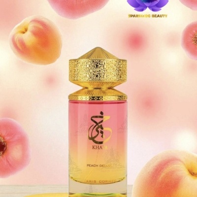Frasco de perfume KHAI PEACH DELICIOUS com tampa dourada e pêssegos ao redor.