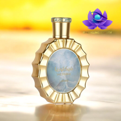 Frasco de perfume dourado com etiqueta azul clara e texto em árabe e 