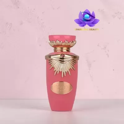 Frasco rosa de perfume com detalhes dourados e ornamento solar em fundo rosa com logo SPARKLING BEAUTY