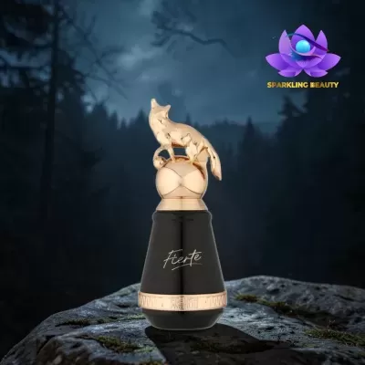 Frasco de perfume preto com tampa dourada e escultura de lobo em ambiente de floresta