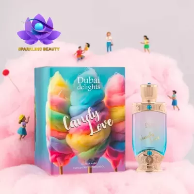Frasco de perfume Dubai delights Candy Love com embalagem colorida e miniaturas ao fundo