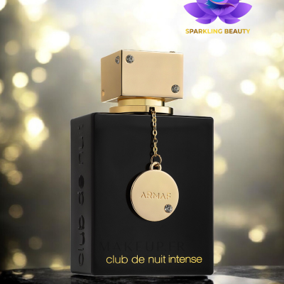 Frasco de perfume preto com tampa dourada e etiqueta pendurada