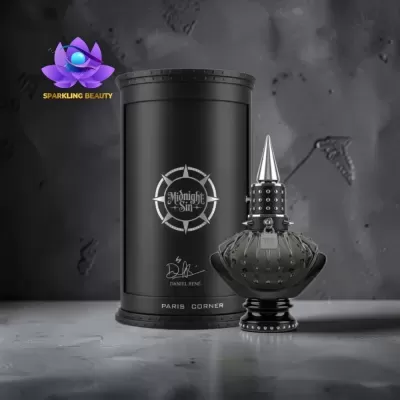 Frasco de perfume preto com tampa prateada e embalagem preta cilíndrica.