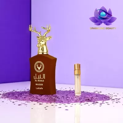 Frasco de perfume Al Noble Wazeer Lattafa com tampa dourada em forma de cabeça de veado e frasco pequeno em glitter roxo.