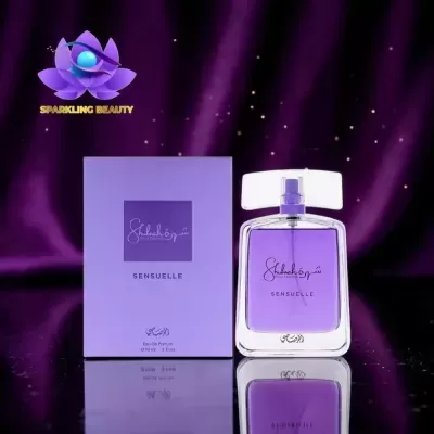 Frasco de perfume lilás e caixa lilás com texto e logótipo em fundo roxo