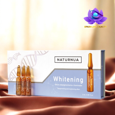 Caixa branca e azul de produto NATURNUA Whitening com frascos ambar transparentes para efeito despigmentante e iluminador