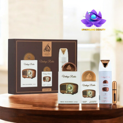 Conjunto de perfumes Vintage Radio Lattafa Pride com embalagem e frascos brancos e detalhes dourados sobre mesa de madeira