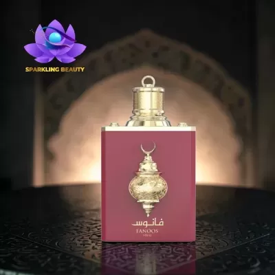 Frasco de perfume rosa com tampa dourada e texto FANOOS sobre fundo decorativo