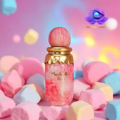 Frasco de perfume rosa e dourado rodeado por marshmallows coloridos