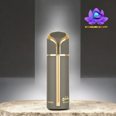 Frasco de perfume cinzento com detalhes dourados, texto dourado, sobre superfície de pedra clara.