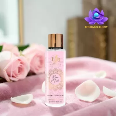 Frasco rosa Rose Musk Musk Collection com pétalas e flores sobre tecido rosa