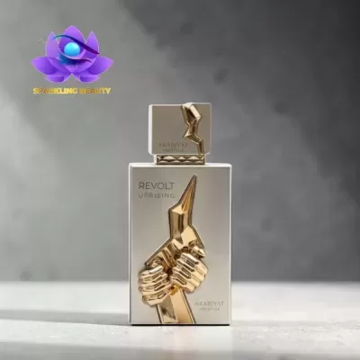 Frasco de perfume branco e dourado com design de mãos douradas segurando uma adaga