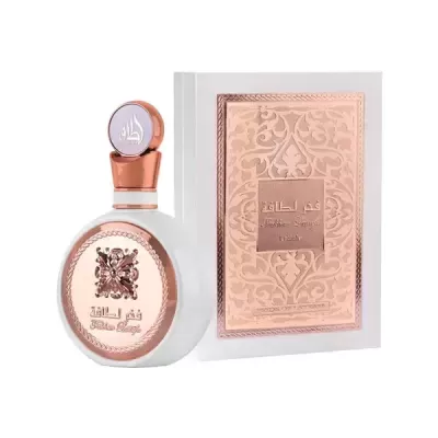 Frasco de perfume transparente com detalhes rosa metálico e embalagem branca decorada