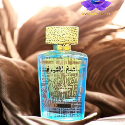 Frasco de perfume azul com tampa dourada sobre tecido castanho