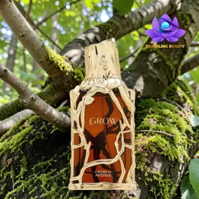 Frasco de perfume castanho com detalhes dourados sobre tronco com musgo verde