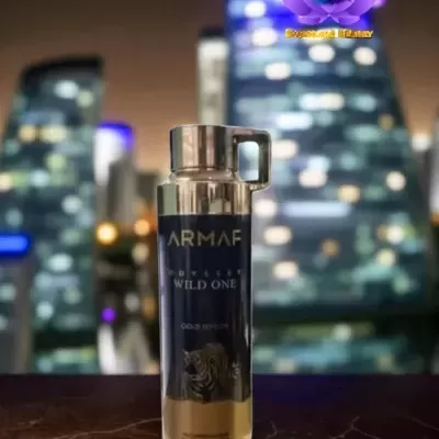 Garrafa térmica metálica azul com tampa prateada e texto ARMAF WILD ONE