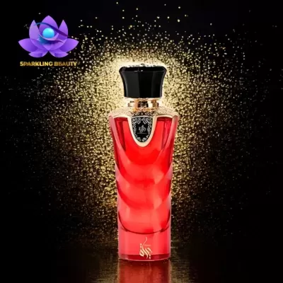 Frasco de perfume vermelho com tampa preta e detalhes dourados sobre fundo preto com glitter dourado