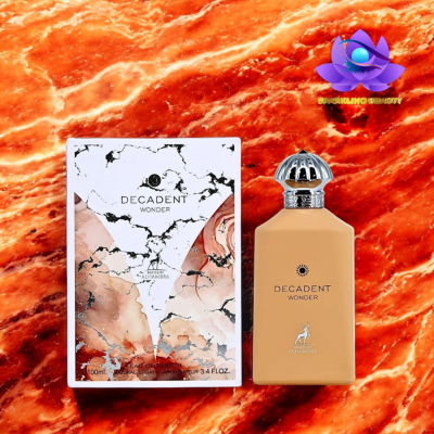 Frasco e caixa de perfume DECANDENT WONDER sobre superfície laranja e branca