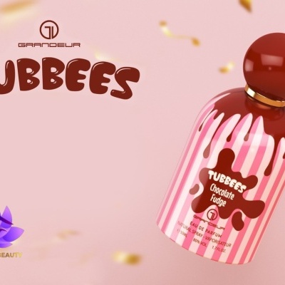 Frasco de perfume rosa com listas e gotas vermelhas, texto TUBBEES Chocolate Fudge e logo GRANDEUR