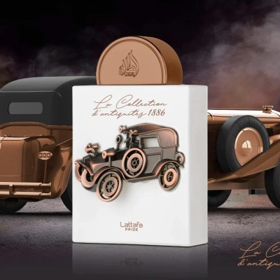 Frasco de perfume com imagem de carro antigo e texto La Collection L'antiquité 1886