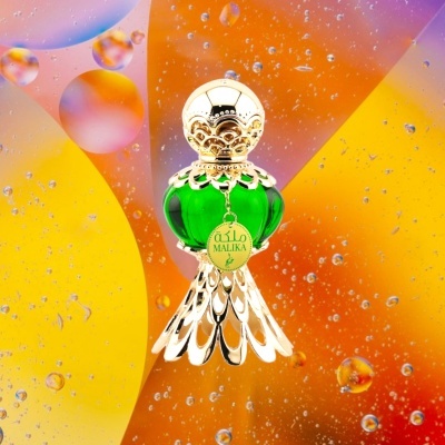 Frasco de perfume verde com detalhes dourados ornamentados num fundo colorido vibrante