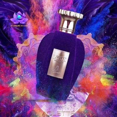 Frasco de perfume roxo com tampa dourada em fundo colorido vibrante