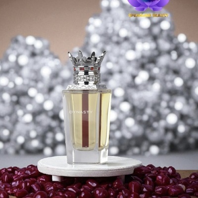 Frasco de perfume DYNASTY com tampa de coroa e decoração prateada ao fundo