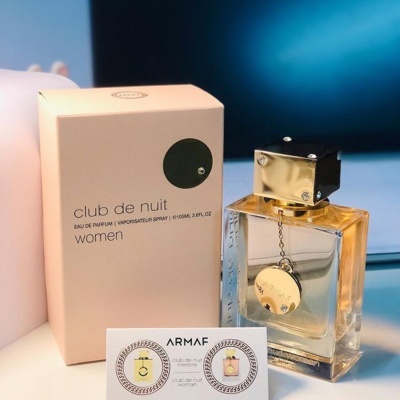 Frasco de perfume club de nuit da ARMAF para mulheres com embalagem creme e frasco transparente