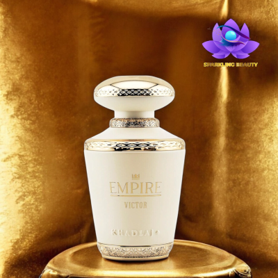 Frasco de perfume branco e dourado com texto Empire Victor Khadlj em fundo dourado