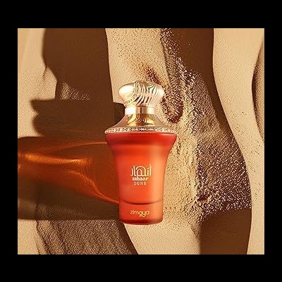 Frasco de perfume laranja com tampa dourada e texto sobre fundo texturizado castanho.