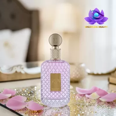 Frasco de perfume rosa com tampa dourada e pétalas de rosa ao redor