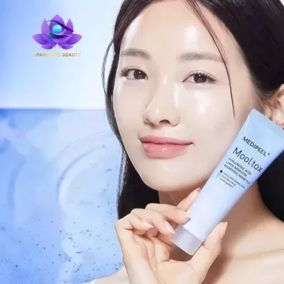 Mulher segura tubo de creme facial MEDIPEEL MooI tox