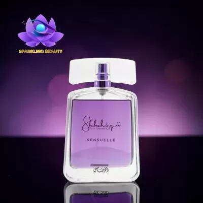 Frasco de perfume feminino com líquido roxo e texto em roxo claro