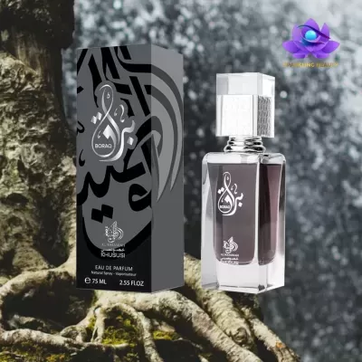 Frasco de perfume BORQA e embalagem preta sobre raízes de árvore