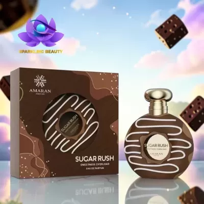 Frasco redondo de perfume SUGAR RUSH da AMARAN com padrão chocolate, caixa associada e dados de chocolate flutuantes.