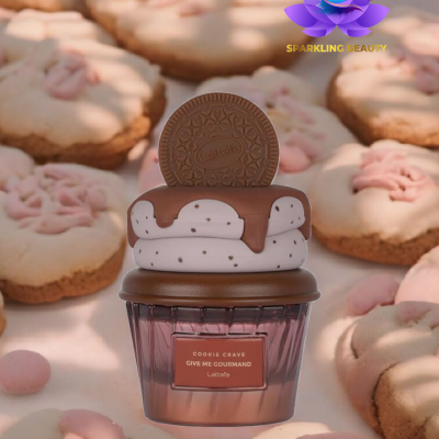 Frasco de perfume com tampa em forma de cookie e fundo com bolachas cor de rosa
