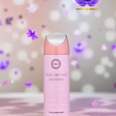 Frasco rosa e branco de spray corporal perfumado para mulheres com fundo floral roxo