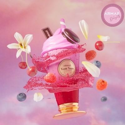 Frasco de perfume rosa em forma de copo de gelado com frutos e pétalas flutuantes ao redor