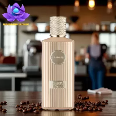 Garrafa bege com tampa prateada e rótulos COFFEE LATTE numa mesa com grãos de café, fundo de cafeteria