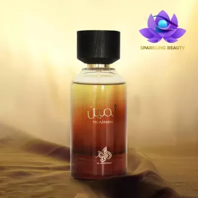 Frasco de perfume castanho translúcido com tampa preta e texto branco em fundo dourado com logotipo Sparkling Beauty