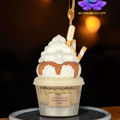 Frasco de perfume em forma de taça de gelado com decoração tipo chantilly e etiqueta Lattafa