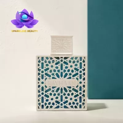 Frasco de perfume azul com capa branca decorativa e texto RAYHAAN